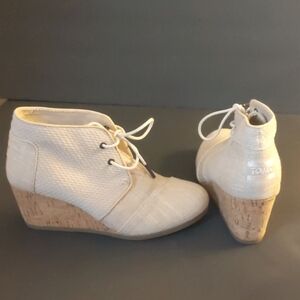 Toms Tan Laced Boots Ankle Booties Cork Wedge Women's Size 8